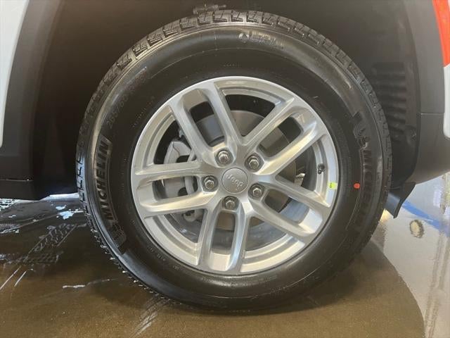 2025 Jeep Grand Cherokee GRAND CHEROKEE LAREDO X 4X4